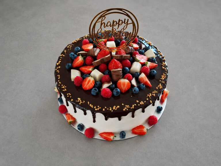 Drip Cake mit Nutella-Creme und Beeren: Die komplette Anleitung