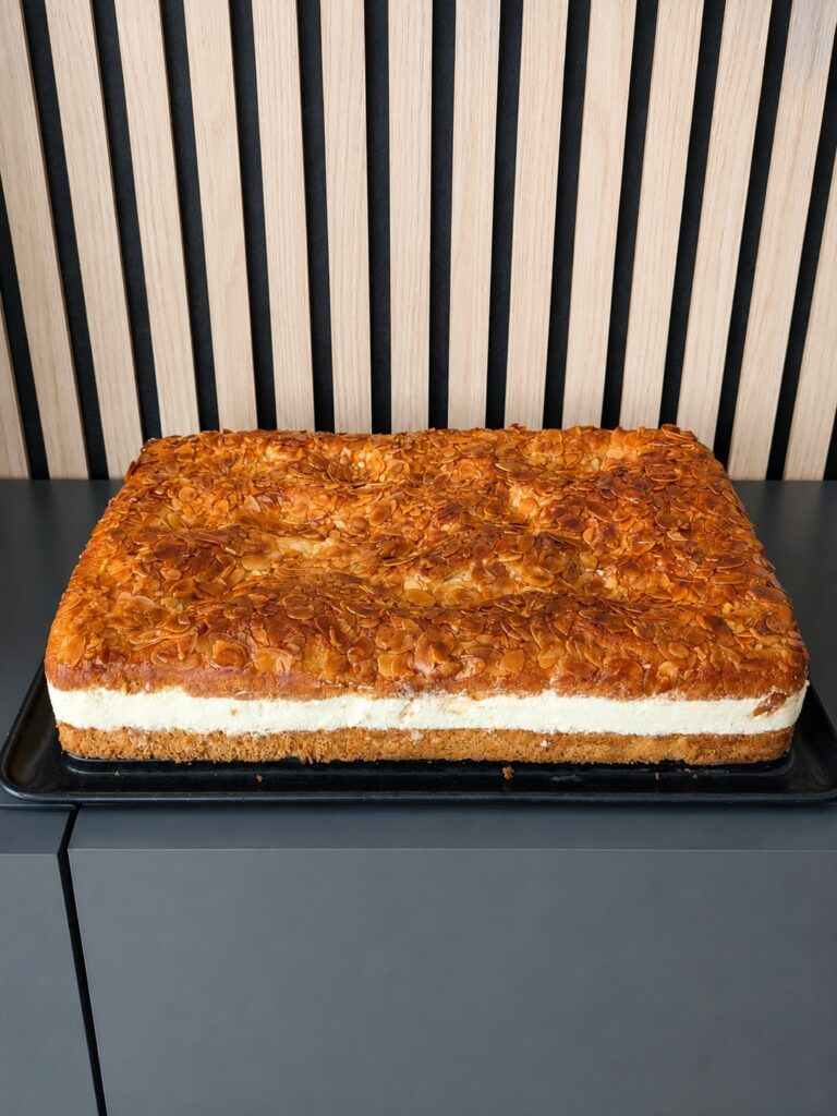 Bienenstich vom Blech selber backen, Rezept mit Hefeteig, Mandelbelag und Puddingcreme