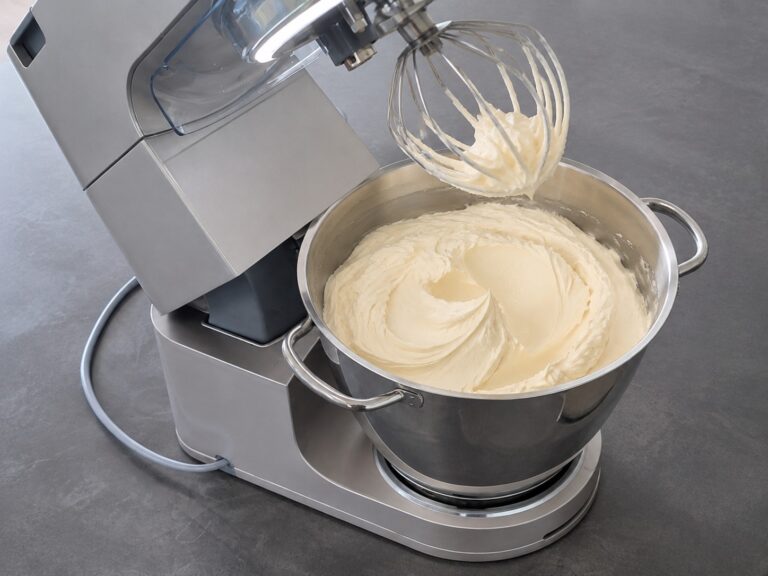 Milchmädchen Buttercreme: Mein Rezept zum Einstreichen von Torten