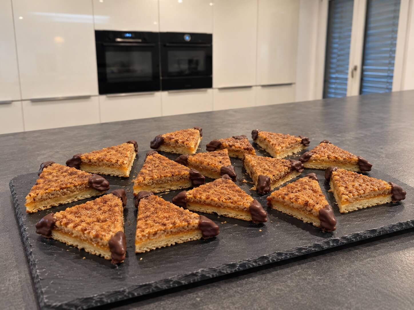 Nussecken vom Blech: Rezept mit Haselnüssen und Mandeln
